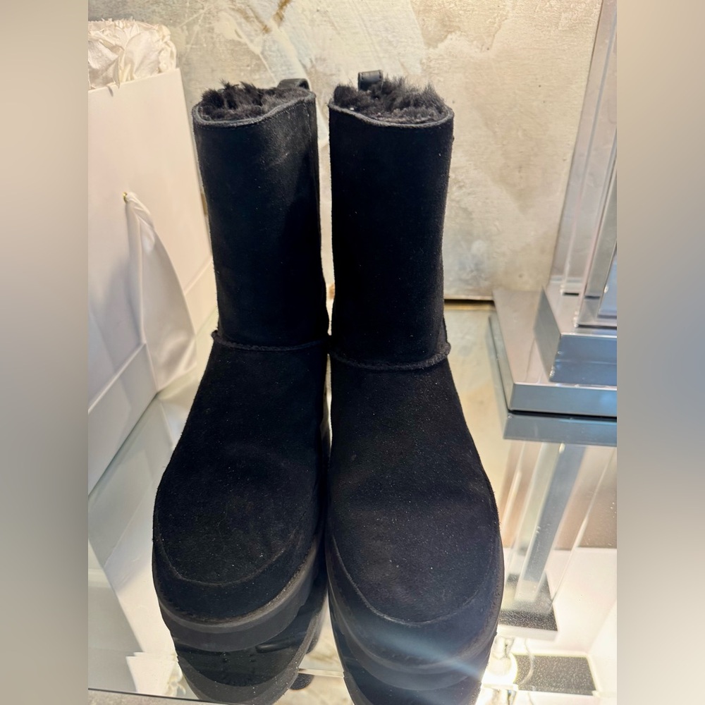 Ugg Black Mini Boot with side zipper Size 7 in EEUC